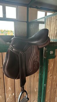 Ikonic Pro Evolution Springsattel braun 17 neuwertig, Ikonic  Pro Evolution, Fabienne Helm, Jumping Saddle, Jahnatal OT Obersteina
