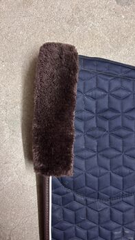 Kentucky Dressur Schabracke blau mit braunem Fell Kentucky