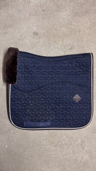 Kentucky Dressur Schabracke blau mit braunem Fell, Kentucky, Laura P., Dressage Pads, Mainz