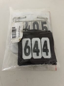 Kentucky Horsewear Braun Startnummer PVC mit Sicherheitsnadel /Waldhausen 3-stellig Kopfnummern Set Kentucky / Waldhausen Startnummern Set