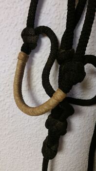 knotenhalfter knoti mit rohhaut und tassel