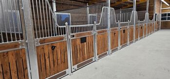 Pferdebox kaufen - Innenboxen Komfort für perfekte Ställe AUSSENBOXEN Pferdebox - Premium Innenboxen & Trennwände, Boxenstall