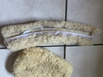 Lammfell, Genickschutz Trense, Lammfell Handschuh Fellpflege Loesdau  ./.
