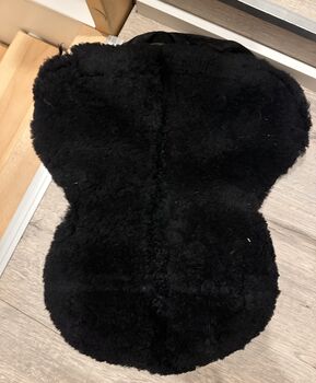 Lammfell-Sattelkissen in schwarz Horse-friends