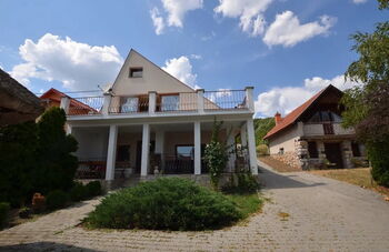 Anwesen mit großem Grundstück, Pool und Weinberg in Vinica / Slowakei
