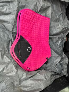 Lemieux fuchsia  saddle pad Lemieux  Close contact 