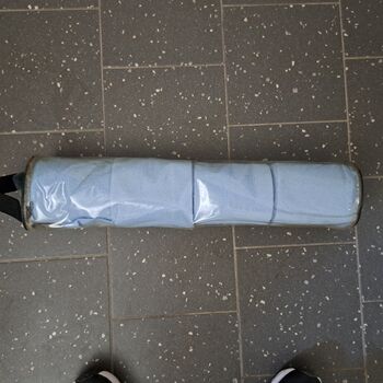 Hellblaue Bandagen