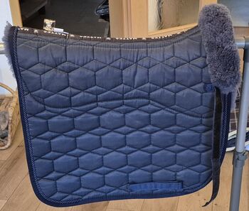 Mattes Lammfell-Schabracke, Gr. L, Dressur Mattes Lammfell-Dressurschabracke