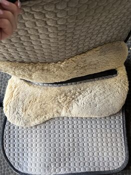 Mattes Dressurschabracke mit Lammfell, guter Zustand Mattes