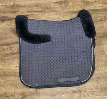 Mattes Lammfell Schabracke Dressur L - Toitan, Mattes, Verena Hütten , Dressage Pads, Jüchen