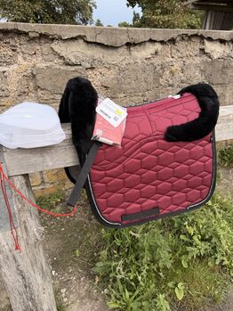 MATTES Schabracke Bordeaux/Schwarz mit echtem Lammfell – Correction System, Mattes, Steffi, Dressage Pads, Glienicke/Nordbahn