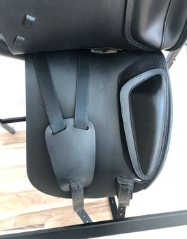 Neuwertiger Cobra Dressursattel 17,5' Cobra