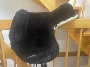Neuwertiger Lammfellsattel von Showmaster, Showmaster, Familie Göbel, Lambskin Pad, Erzhausen