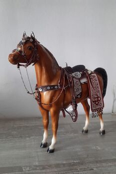 Modellpferd Breyer Arabian glossy mit Western-Set von 2000 Breyer