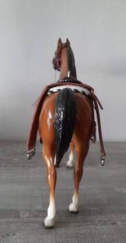 Modellpferd Breyer Arabian glossy mit Western-Set von 2000 Breyer