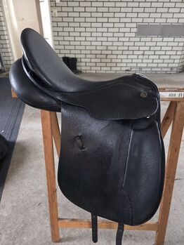 MOET WEG: Kieffer Europe CT dressuurzadel, 18inch. Kieffer Europe CT