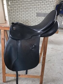 MOET WEG: Kieffer Europe CT dressuurzadel, 18inch., Kieffer Europe CT, Anja Venema, Dressage Saddle, Gieten