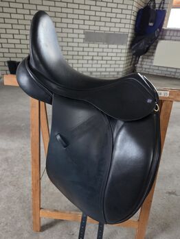 MOET WEG: KM Dressage Deluxe, 18inch. KM Dressage Deluxe