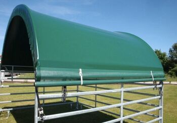 Weidezelt/ Unterstand Hallertauer Zaun- und Stalldepot GmbH, Weidezelt mit seitlicher Plane und Rückwand oben Windschutznetz und unten Plane 