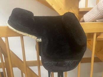 Neuwertiger Lammfellsattel von Showmaster Showmaster