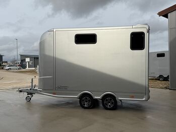 Neuer 2 Pferdeanhänger 2700KG Hengstausstattung mit großer Sattelkammer Dickenherr Dickenherr