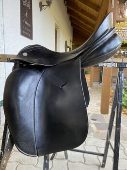 Niedersüß Dressursattel Ouvertüre Victoria 17,5” – Hochwertiges Leder, inkl. Gurt & Steigbügel, Ouvertüre Niedersüß, Elena Legl-Perzi, Dressage Saddle, Groß-Taxen