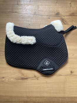 NEU Schabracke Lammfell, Loesdau Pro Lambskin, Leo, Dressage Pads, Stimmt 