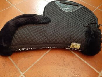 Unbenutzte Lammfell Schabracke Felix Bühler