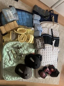 Einsteigerpaket Reitschulen Schabracken Helme Gamaschen Bandagen, Lucy, Dressage Pads, Erkrath