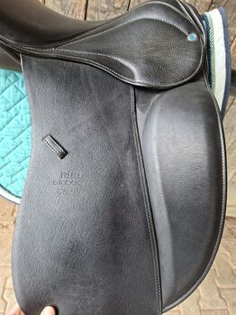 Neuwertiger Dressursattel Stübben Genesis 17" breite Pferde / Ponys Stübben  Genesis 