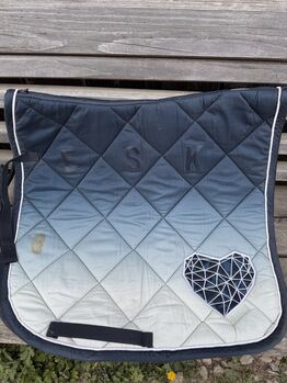 Verschiedene Dressurschabracken, Eskadron, Hv polo, felix bühler, Selina, Dressage Pads, Mariaposching