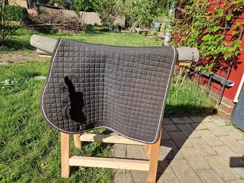 Verschiedene Dressurschabraken Full