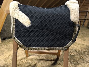 Polsterbare barocke Lammfellschabracke für z.B Deuber Sattel, Steffi, Dressage Pads, Kaiseraugst 