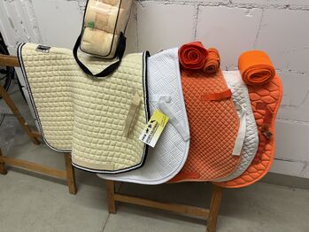 Paket: fünf VS-Schabracke, 2 davon neu Eskadron&HKM ,mit Bandagen Eskatron, HKM und andere