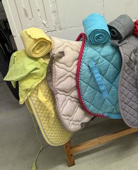 Paket mit 7 Dressur-Schabracken, 18 Bandagen & Fliegenohren