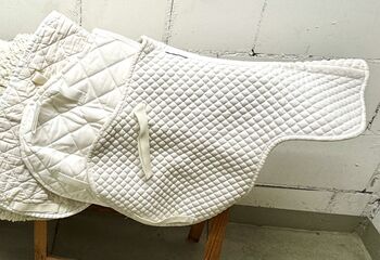 Paket 13 Satteldecken - 11 Stück weiß springen , 1 blau, 1 rot