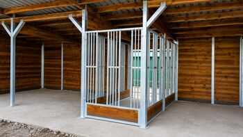 Pferde-Heuraufen & Futtertröge | Pferderaufe für Offenstall mit Fressgitter, Aussenboxen Sp. z o.o (GmbH) Heuraufe & Pferderaufe | Futterraufe - Pferdefütterung im Offenstall, AUSSENBOXEN (AUSSENBOXEN Sp. z o.o.), Paddock-, Boxen- & Stallmatten, Wałcz