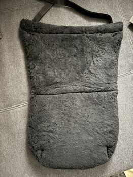 Sattelpad mit Fell, hinten erhöht