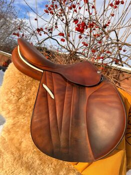 Premium 17” Leather Saddle – Elegant Craftsmanship & Superior Comfort