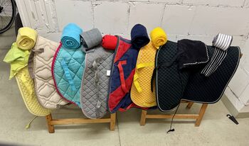 Schnäppchen Paket mit 7 Dressur-Schabracken, 18 Bandagen & Fliegenohren, Kat Ri, Dressage Pads, Griesheim