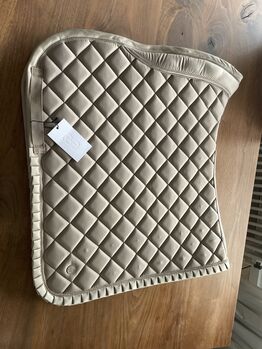 **PS of Sweden Diamond Ruffle – Dressur\-Schabracke – NEU & unbenutzt – Full/WB – Latte**, PS of Sweden PS of Sweden Diamond Ruffle Dressage, Bobbi, Schabracken, Wülfrath