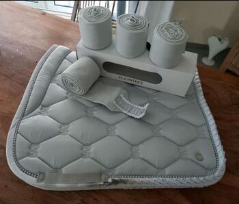 ⭐️PS of Sweden⭐️Set Dressurschabracke + Bandagen in Größe WB, PS of Sweden  Ruffle Pearls , Rose, Schabracken, Wrestedt