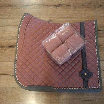 Ps of Sweden Schabracke mit Bandagen Bow Rose Berry, Ps of Sweden, ADN, Dressage Pads, Duisburg
