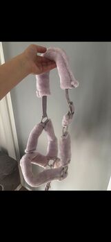 Lila Plüschhalfter mit Strick
