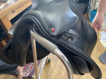 Can 17 1/2” Medium wide Dark Havana/Black (looks more black) Albion ledgend dressage saddle Albion K2 Ledgend 