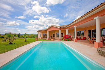 Ref2548 Frankreich, Okzitanien, nahe Montreal, Limoux, Luxusanwesen mit Pferdestall