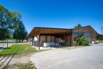 Reiterhof. Vierkanter. Wirtshaus. Zimmervermietung. Wohnungen. Natur.