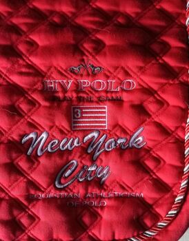 Rote HV Polo Schabracke mit passenden Fliegenohren