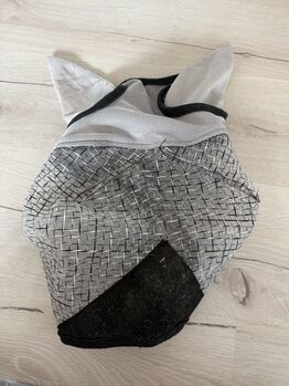 Verschiedene Fliegenmasken in Gr.Cob, Simone Just, Ochrona koni przed owadami , St.Ingbert 