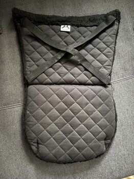 Sattelpad mit Fell, hinten erhöht, Sonja Eichhorn , Other Pads, Sonnefeld